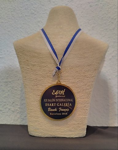 Médaille en bronze suspendue à un ruban bleu et blanc, gravée "Travis Callico, Bronze 2018".